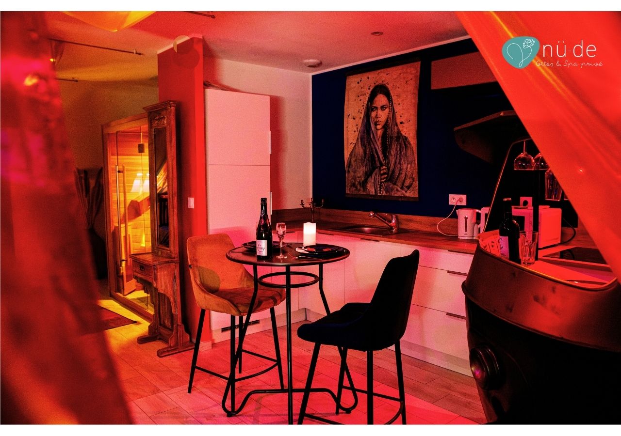 Coin repas tamisé sous tentures colorées dans gîte romantique près de Dunkerque