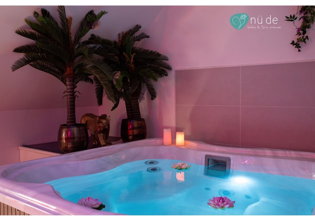 Spa privatif de marque Jacuzzi® dans une suite romantique près de Dunkerque